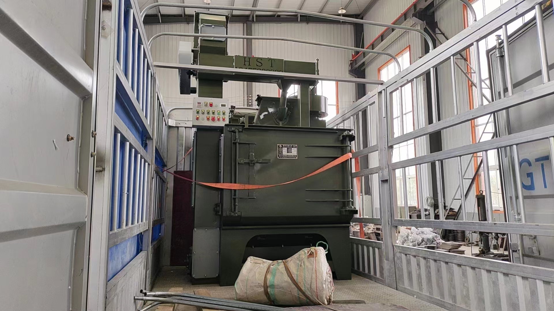 除锈打砂机设备_砂轮机除锈_压铸件打砂除锈机