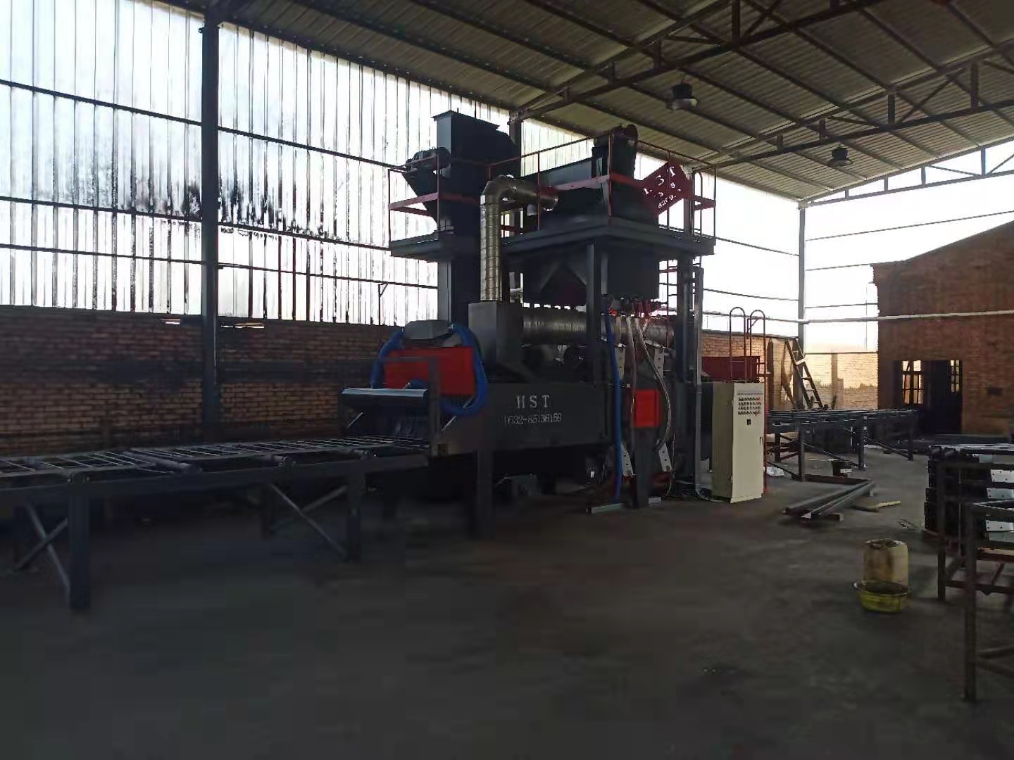 金属产品打砂除锈厂家_学生课桌椅打砂除锈机_打砂机