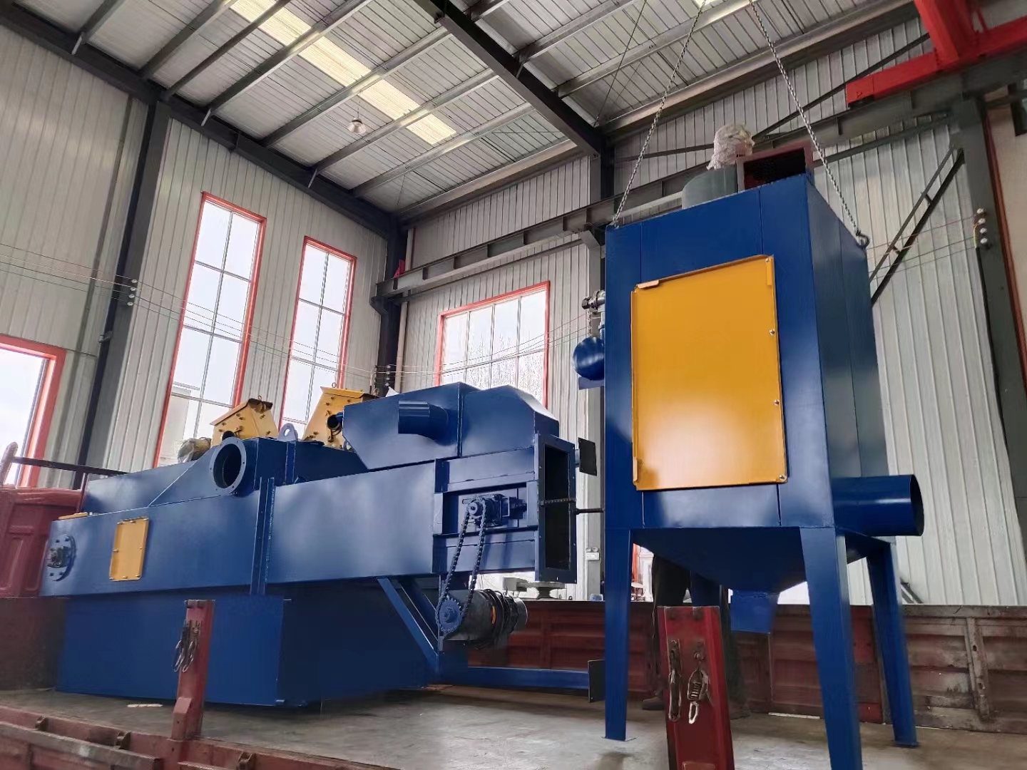 履带式制砂机一体式视频_金属履带打砂清理机_清理金属履带砂机打磨视频