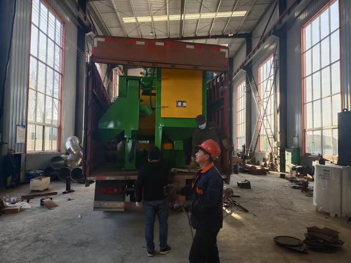 橡胶履带拆解机_废橡胶履带除铁设备视频_Q3210橡胶履带除锈机